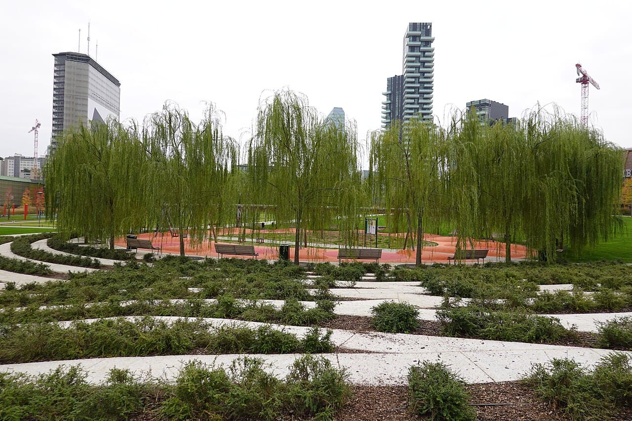 All’ingresso del parco lato Piazza Gae Aulenti, accanto al grande prato.
