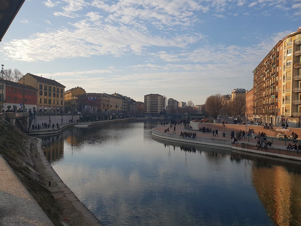 Sulla banchina della Darsena lato Piazza XXIV Maggio, davanti al mercato comunale.